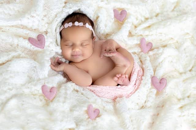 Novorodenec s rodičmi – rodinné novorodenecké fotenie Nitra