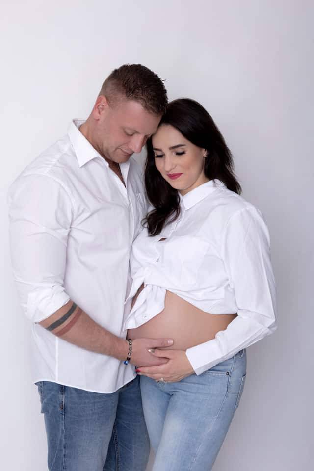 Budúca mamička s bruškom – tehotenské fotenie ateliér Cabaj-Čápor