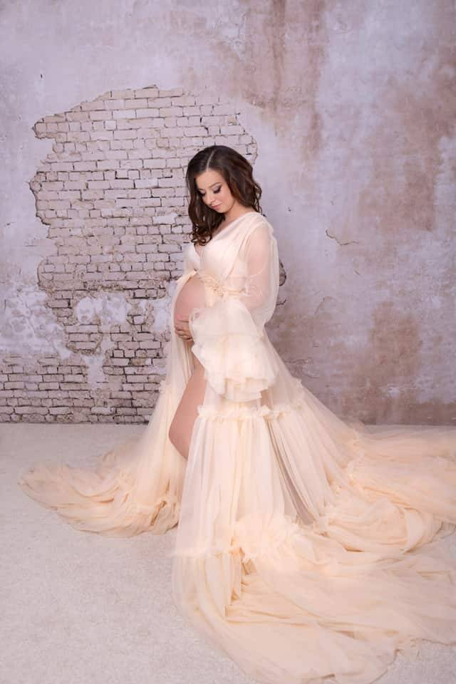 Bruško v detailnom zábere – tehotenské fotenie ateliér MDFOTO